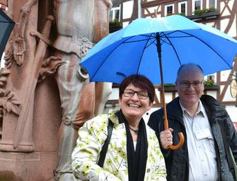 Martina Hartmann-Menz und Dr. Christoph Waldecker vor dem Ziel der Führung - dem Hattstein-Brunnen (Foto: Stadt Limburg)