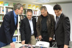 Abb.: Michael Korn, Thomas Heinemann, Rainer Schmidt, Bürgermeister Klaus Schumacher betrachten im Stadtarchiv Ausdrucke von Bildern (v.l.n.r. Michael Korn, Thomas Heinemann, Rainer Schmidt, Bürgermeister Klaus Schumacher; Foto: Stadt Sankt Augustin)