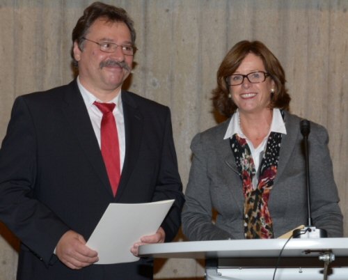 Ministerin Ute Schäfer übergibt Dr. Frank M. Bischoff die Ernennungsurkunde (Foto: P. Fröhlich/Landesarchiv NRW)