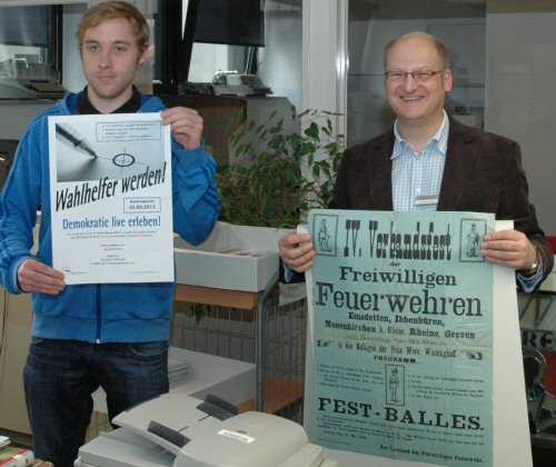 Abb.: Plakate im Fokus - Praktikum im Stadtarchiv Greven, Student Jan Thurau (links) und Stadtarchivar Dr. Stefan Schröder (Foto: Stadt Greven)