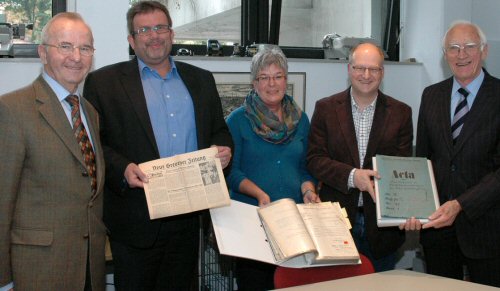 Abb.: Roland Böckmann (rechts) übergab seine umfangreiche Sammlung ans Stadtarchiv Greven, sehr zur Freude vom ehemaligen Stadtdirektor Dr. Bernhard Schneider, von Bürgermeister Peter Vennemeyer, Angelika Haves (Stadtarchiv) und Dr. Stefan Schröder (Stadtarchiv) (Foto: Stadt Greven).
