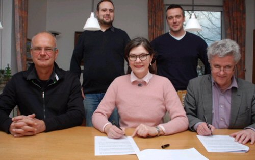 Unterzeichnung des Kooperationsvertrags durch Bürgermeisterin S. Amsbeck-Dopheide, Oberstudiendirektor L. Austermann und Stadtarchivar E. Möller