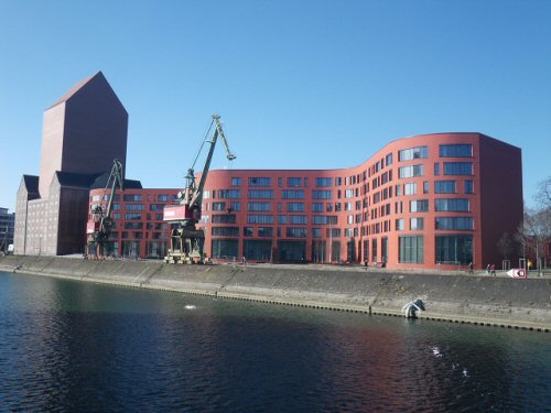Archivturm mit der sich rechts anschließenden 'Welle' der Büros und öffentlichen Räume. Dieser Gebäudetrakt dient auch als Zuwachsfläche und soll zunächst teilweise untervermietet werden (Foto: Jens Roepstorff)
