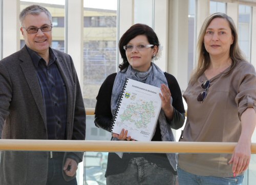 Konstantin Huber, Maddalena Caprio und Nicole Rosewe (von links) präsentieren die jetzt online gestellte Kreisbibliographie als gedrucktes PDF-Dokument, das nun auch im Nutzerraum des Kreisarchivs ausliegt. (enz)