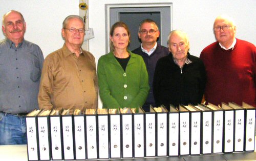 Allein unter Männern: Martin Rühle, Bernhard Benz, Ralph Herwig, Manfred Schönthaler und Willi Schmidt (v.l.) übergeben die geordneten Aktenbestände des Feuerwehrverbandes an Heike Sartorius vom Kreisarchiv. (enz)