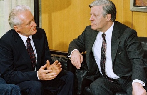 Helmut Schmidt im Gespräch mit Günter Mittag im Bundeskanzleramt am 17. April 1980 (Quelle: Bundesregierung, B 145 Bild-00087115 / Foto: Lothar Schaack)