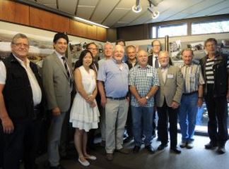 Abb.: Fotogruppe des Heimatgeschichtlichen Arbeitskreises vor Stellwänden mit Fotos. Die Fotogruppe besteht derzeit aus Zhaoyu Cui, Heinrich Dittmar, Walter Göhring, Heinrich Hatz, Peter Höfer, Andreas Kühne, Ralf Liebers, Günter Roitzheim, Walter Rosteck und Rainer Schmidt. Koordiniert wird die Gruppe von Stadtarchivar Michael Korn (Foto: Stadt St. Augustin)