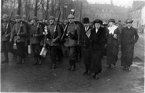 Abb.: Eduard Schulte im Jahr 1916 inmitten eines Trupps von Soldaten des Infanterie-Regiments Nr. 13, die er zum Bahnhof begleitet (Foto: Stadtarchiv Münster).