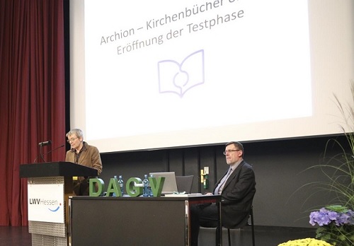 Abb.: Dr. Bettina Wischhöfer (Leiterin des Landeskirchlichen Archivs Kassel) eröffnet als Vorsitzende des Verbands kirchlicher Archive und als Aufsichtsratsmitglied der Kirchenbuchportal GmbH den Testbetrieb des Kirchenbuchportals 