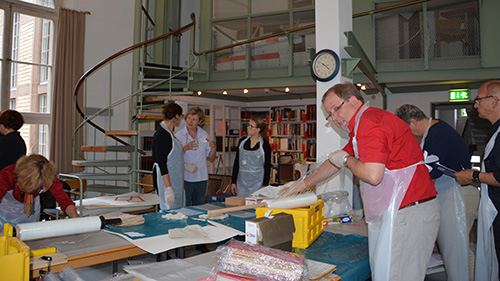 Abb.: Im Lesesaal des Stadtarchivs wurde das durchnässte Archivgut in Stretchfolie eingewickelt oder in Kunststoffbeuteln verpackt, um es für das Tiefgefrieren und spätere Gefriertrocknen vorzubereiten (Foto: Stadtarchiv Karlsruhe)