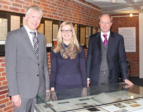 Bis Ende Januar 2015 ist im Kreishaus eine Ausstellung über den 1. Weltkrieg im Kreis Warendorf zu sehen - das Bild zeigt Kreisarchivar Dr. Thomas Brakmann, Archivmitarbeiterin Victoria Wegener und Landrat Dr. Olaf Gericke nach der Ausstellungseröffnung (v.l.)