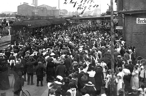 Der Beckumer Bahnhof am 2. August 1914 anlässlich der Mobilmachung. Um 14:10 Uhr fuhr der Zug mit den Rekruten unter großer Anteilnahme der Bevölkerung vom Beckumer Bahnhof ab (Fotoarchiv Dormitorium Beckum)