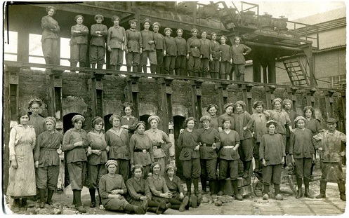 Abb.: Arbeiterinnen auf der Kokerei Mathias Stinnes in Essen-Karnap 1914-1918 (Fotoarchiv Ruhr Museum)