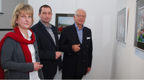Stadtarchivarin Heike Biskup, Ralf Schönberger und Helmut Julius von der Bottroper Bürgerstiftung freuen sich über den Fotoschatz (Foto: Stadt Bottrop)
