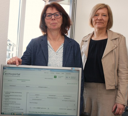 Abb.: Viele Informationen aus dem Landkreis: Kreisarchivarin Sabine Raßner und Landrätin Anita Schneider stellen das Archivportal-D vor. Bild: Landkreis Gießen