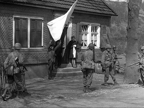 Vielerorts empfingen weiße Fahnen die einrückenden Amerikaner, wie hier bei Olpe. Foto: US-National