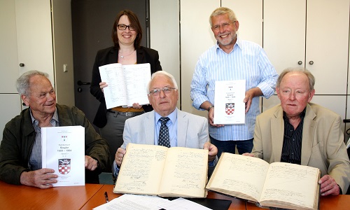 Legten das Sieglarer Familienbuch vor: v.l. Peter Höngesberg, Antje Winter, Heribert Müller, Johannes Hardt und Wilhelm Müller im Rathaus (Foto: Stadt Troisdorf)