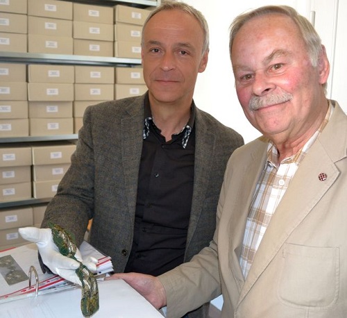 Abb.: Der Eisenacher Stadtarchivar Dr. Reinhold Brunner (links) und Nachlassgeber Volker Adami (Foto: Stadt Eisenach)