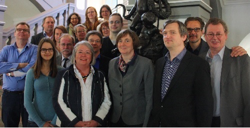 Archivarinnen und Archivare der Arbeitsgemeinschaft Archive in Nordhessen nach der Präsentation des aktuellen Flyers im Rathaus der Stadt Kassel am 24. April 2015 (Foto: Stephan Kaiser, Pressestelle Stadt Kassel)  