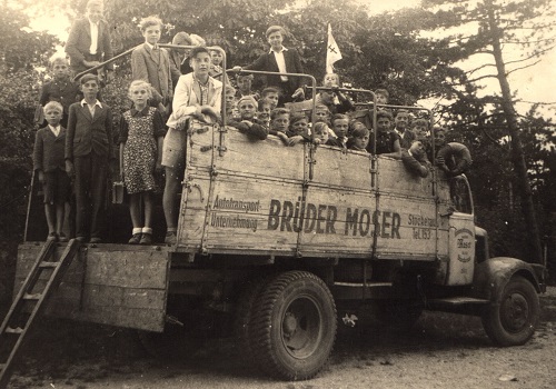 Der erste Schulausflug der Volksschule Niederfellabrunn nach dem Krieg, organisiert von der Pfarre Oberhollabrunn – 1946 (Sammlung Johanna Goldschmid, Fotograf konnte nicht ermittelt werden)