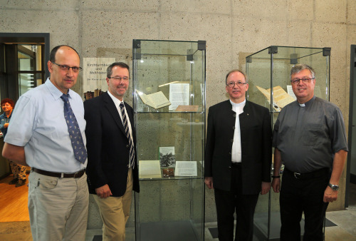 Abb.: Eröffneten die Ausstellung (von links): stellvertretender Archivleiter Thomas Wehner, Archivdirektor Professor Dr. Johannes Merz, Generalvikar Thomas Keßler und Dekan Gerhard Weber.