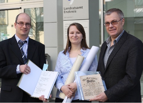 Abb.: Thomas Trück (links), Bearbeiterin Ingrid Wieczorek und Archivleiter Konstantin Huber präsentieren Unterlagen aus dem Nachlass Gerhard Trück (Foto: Enzkreis/enz)