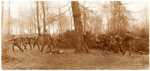 Geländekampfspiel der Rheinischen Schülerbibelkränzchen mit Holzspeeren, 1913 (Archiv der Evangelischen Kirche im Rheinland)
