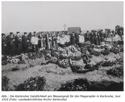 Die Karlsruher Geistlichkeit am Massengrab für die Fliegeropfer in Karlsruhe, Juni 1916 (Landeskirchliches Archiv Karlsruhe)