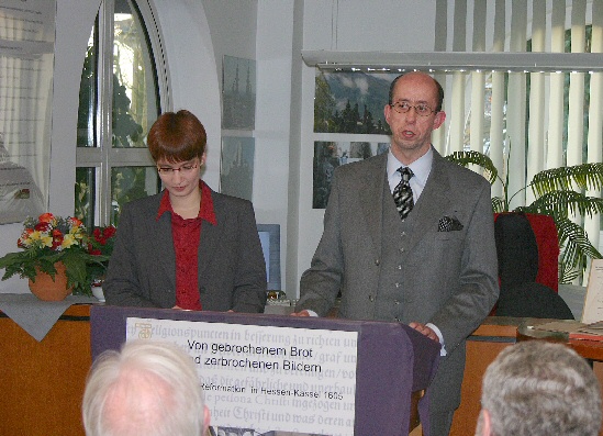 Kerstin Langschied und Peter Unglaube, die Kuratoren der Ausstellung, während der Eröffnung (Foto: LkA EKKW)