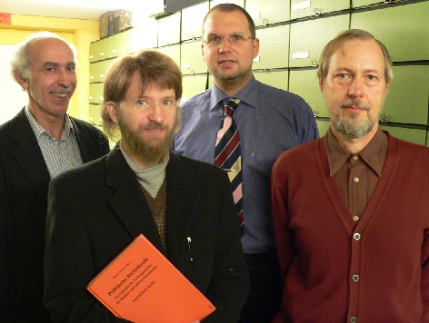 von links: Dr. Michael Hensle (Stadtarchivar), Friedhelm Hahn (Auszubildender), Christian Bugzel (ARGE), Horst Spiegelberg (Stadtarchivar); Foto: Stadt Herten