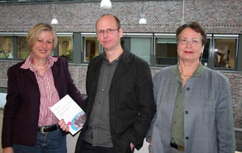 Foto, von links: Rose Scholl, Leiterin des Stadtarchivs, Autor Dr. Christian Heppner, Prof. Dr. Adelheid von Saldern, wissenschaftliche Betreuerin der Arbeit