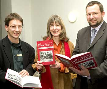 Pr�sentierten das neue Pforzheim-Buch: Autor Christian Groh, Verlagsleiterin Ulrike Kre� und B�rgermeister Gert
Hager (von links). Foto: Ketterl (Pforzheimer Zeitung)
