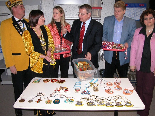 Übergabe der Karnevalsorden an das Kreisarchiv (Foto: Rhein-Sieg-Kreis)