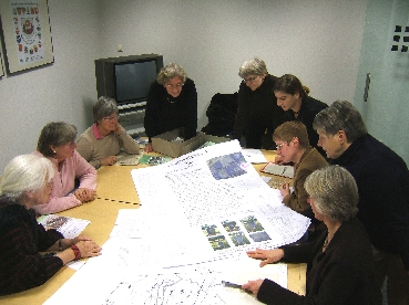 Die Teilnehmerinnen des Arbeitskreises Frauengeschichte bei der Vorbereitung der Ausstellung (Bild: Stadt Lippstadt)