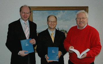 Bürgermeister Dr. Olaf Gericke, Archivar Dr. Stefan Schröder und Hans-Dieter Bez vom Heimatverein stellen den Neudruck der Ortsgeschichte Grevens vor (Quelle: Stadt Greven)