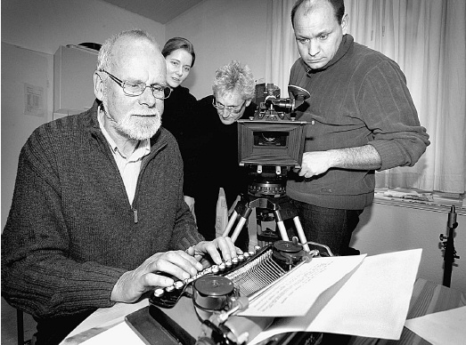 Archivleiter Bernd Hey an der Schreibmaschine, auf der Gerstein seinen Bericht �ber den Holocaust verfasste. Hinter ihm Drehassistentin und Dolmetscherin Kristin Hoefener, Autor und Regisseur Gerard
Raynal und Kameramann Lubomir Bakchev (v. l.). Foto: Andreas Fr�cht (NW)