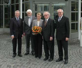 Foto: Prof. Dr. Hartmut Weber, Dr. Klaus Oldenhage, Prof. Dr. Angelika Menne-Haritz, Prof. Dr. Lorenz Mikoletzky, Ministerialdirektor Prof. Dr. Hermann Sch�fer (v.l.n.r.),
� Bundesarchiv