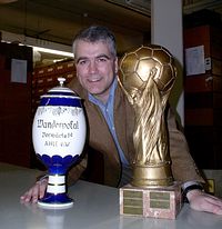 Dr. Jochen Rath (Kreisarchiv Warendorf) sucht Dreidimensionales zum Thema Fu�ball