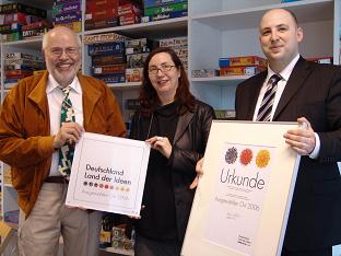 Überreichung der Auszeichnungsurkunde an das Deutsche Spiele-Archiv (v.l.n.r.: Dr. Bernward Thole, Deutsches Spiele-Archiv; Dr. Kerstin Weinbach, Stadt Marburg; Georg Schlosser, Deutsche Bank), Foto: Deutsches Spiele-Archiv