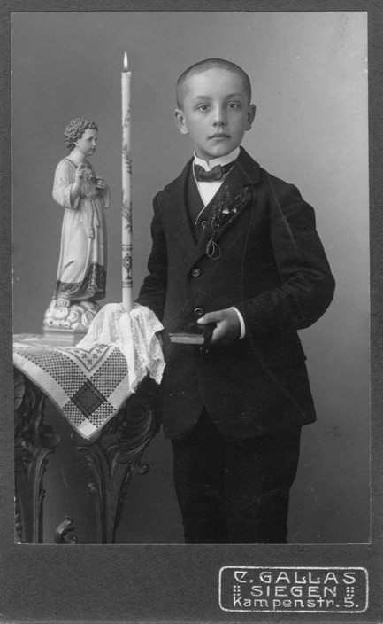 Die Erstkommunion war das erste gr��ere pers�nliche Fest im Leben eines katholischen Kindes. Hier ein Foto aus Grevenbr�ck (Kreis Olpe). Foto: Heimat- und Verkehrsverein Grevenbr�ck