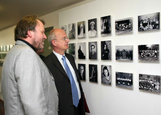 Abb.: Prof. Dr. Peter Frankenberg am 23. Juni 2006 mit Dr. Ernst Otto Br�unche in der Ausstellung des Stadtarchivs zum Fotoatelier  Hermann
Schmeiser