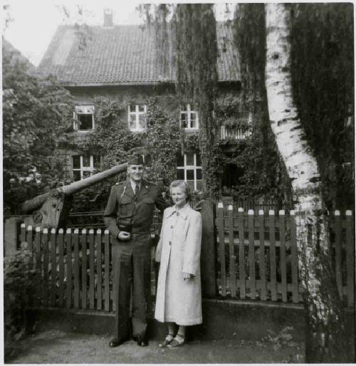Besuch aus Amerika: Verlon Berkemeyer und Estelle Lettmann in der Heimat ihrer Vorfahren 1954 vor der Schule in Langenholzhausen