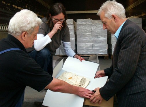 Die Archivare Detlef K�ppen und Karoline Meyntz sowie B�rgermeister Eckhard G�nther (v.l.n.r.) (Foto: Henning Prill)