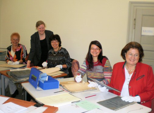 Abbildung 2: Die Arbeit der Freiwilligen wurde bei einer Pressekonferenz im Oktober 2009 der in der �ffentlichkeit bekannt gemacht. Von links nach rechts sind zu sehen: Gerda Distler, Archivleiterin Dr. Sabine Brenner-Wilczek, B�rbel Bachmann-Leitmeir, Irene Schuricht, Gertraud Eggemann (Aufnahme Kornelius G�tz, B�ro f�r Restaurierungsberatung)