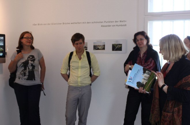 Foto 2: Im Mittelpunkt der Ausstellung stehen die Hausgeschichte und die Rolle der Glienicker Br�cke w�hrend der deutschen Teilung. 