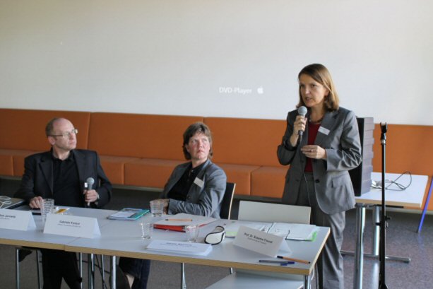 Foto 4: v.l.n.r. Dr. Axel Janowitz (BStU Berlin), Gabriele Konsor (Atelier Havelblick Strohdehne), Prof. Dr. Susanne Freund (FH Potsdam).