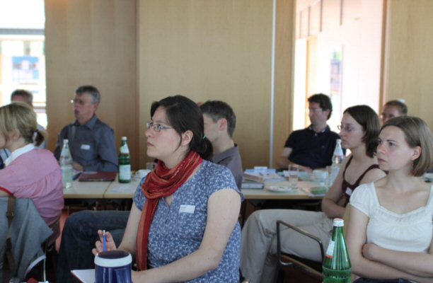 Foto 9: Auch an dem zweiten Konferenztag nahmen Absolvent/innen des Studiengangs Archiv der FH Potsdam teil; in der Mitte Anne Brosin (BStU Berlin).