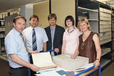 Hans-J�rgen H��tmann (Mitte) und Nicola Bruns (2. v.r.) vom LWL-Archivamt �bergaben die Dokumente mit Winfried Sessing von der AOK-Regionaldirektion Steinfurt/Borken (2.v.l.) an Landrat Dr. Kai Zwicker und Archivleiterin Renate Volks-Kuhlmann (Foto: Kreis Borken)