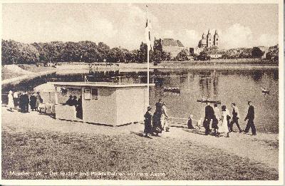 Idylle pur: Der Bootsanleger der Segelschule Overschmidt in den 1950er Jahren. Im Hintergrund erheben sich die T�rme der Antoniuskirche an der Weseler Stra�e (Foto: Stadt M�nster).
