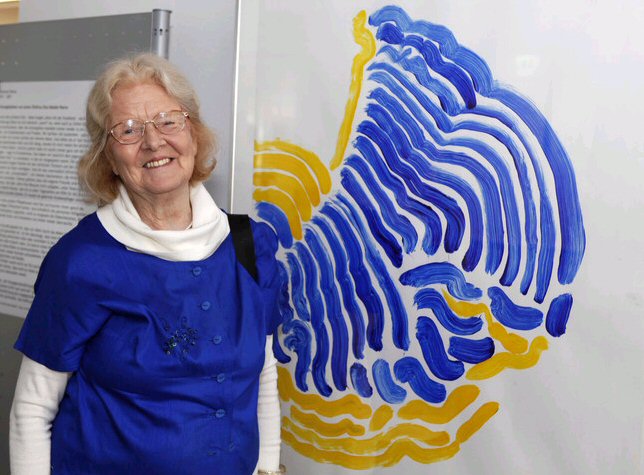 Else Natalie Warns, dieWitwe des Künstlers, vor einem Bild ihres Mannes bei der Ausstellungseröffnung in Bethel am 6. Mai (Foto: Paul Schulz/Bethel)